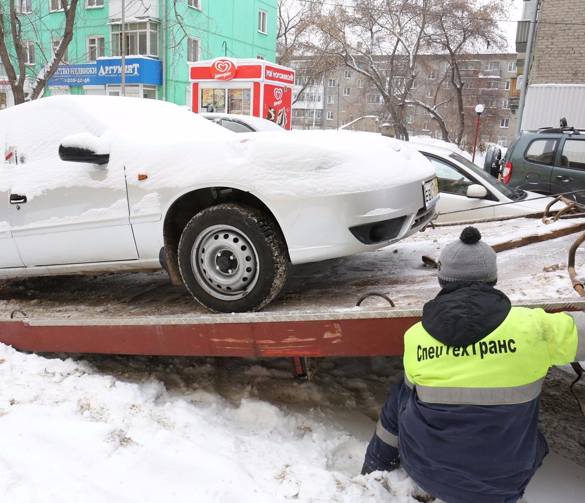 Женщину «эвакуировали» из центра Новосибирска вместе с машиной