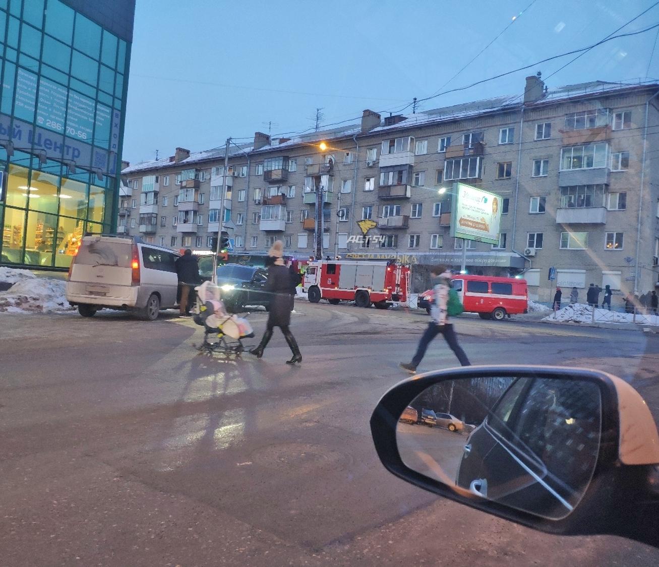 Девять человек спасли из горящего дома в центре Новосибирска