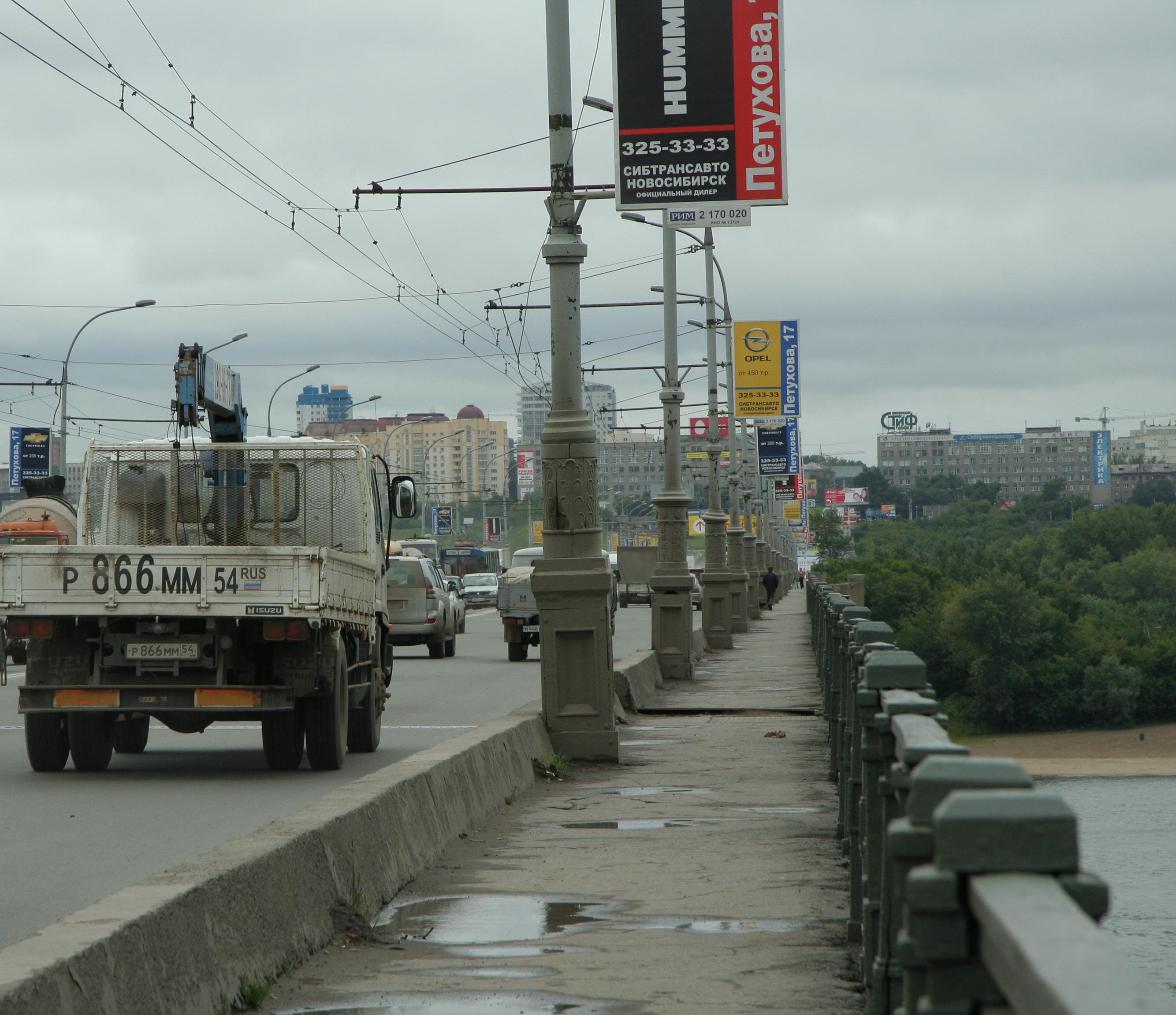 В Новосибирске полностью заменят 2 км чугунных перил Октябрьского моста