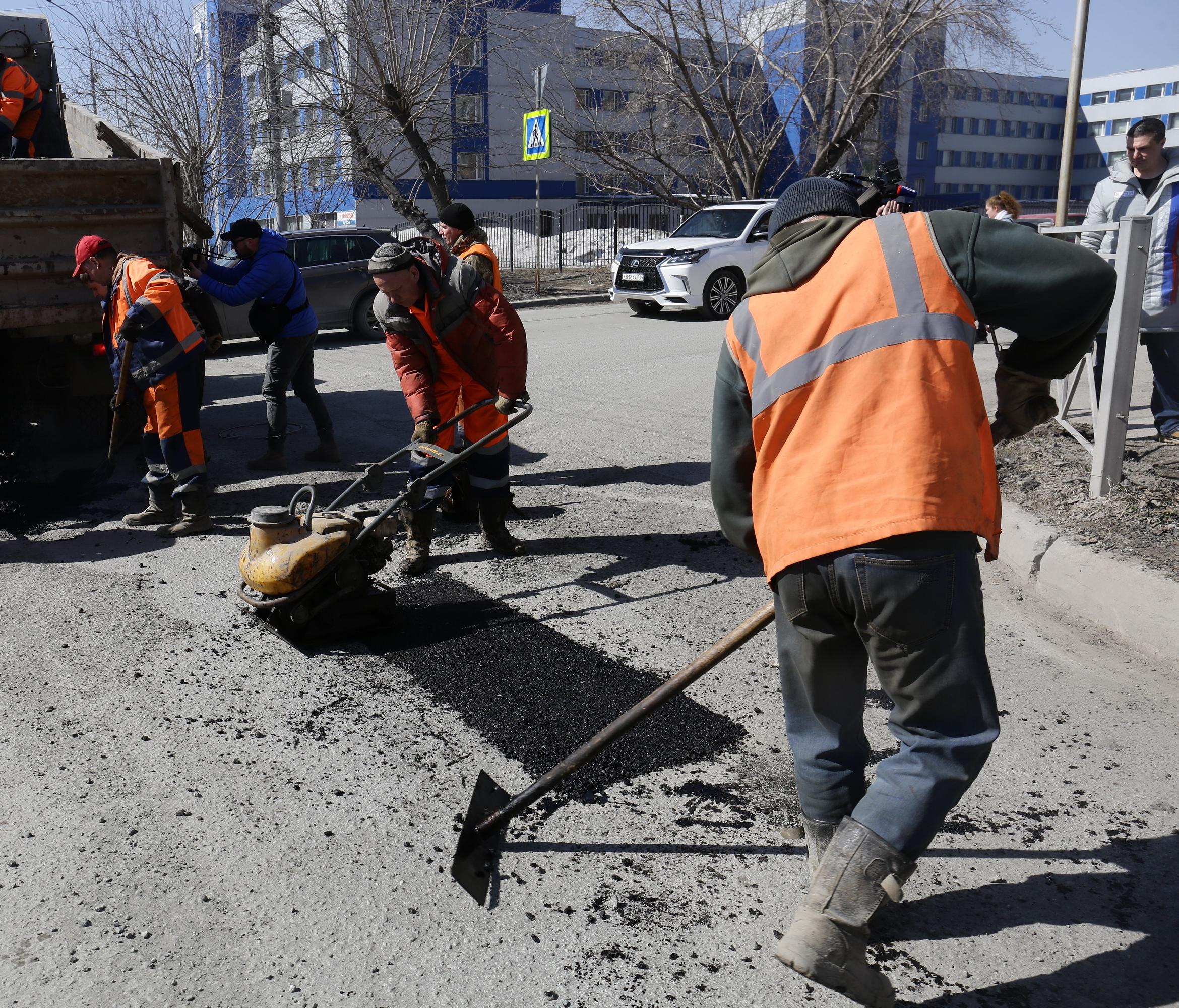 С самых разбитых дорог начнут полноценный ямочный ремонт в Новосибирске