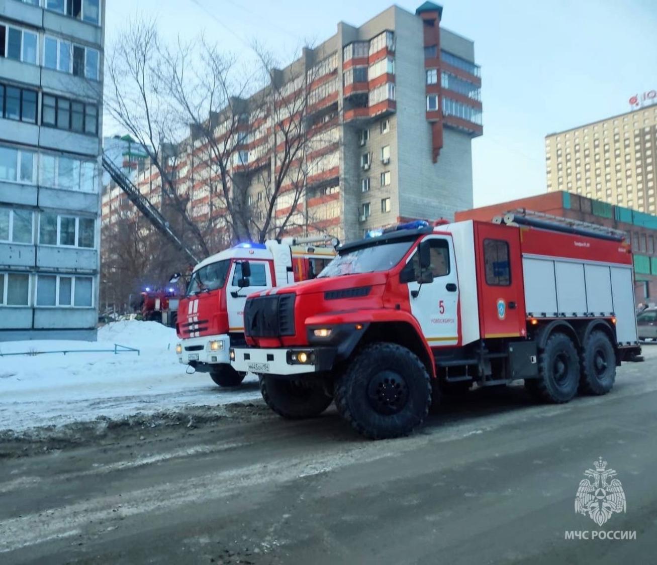 18 человек спасли из пожара в многоэтажке на Добролюбова