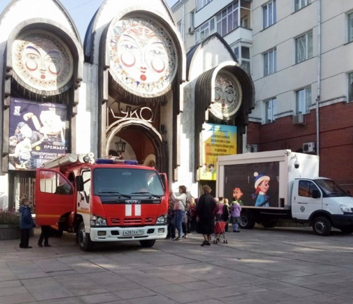 Жар-Петуха показал малышам театр кукол в «противопожарной» сказке