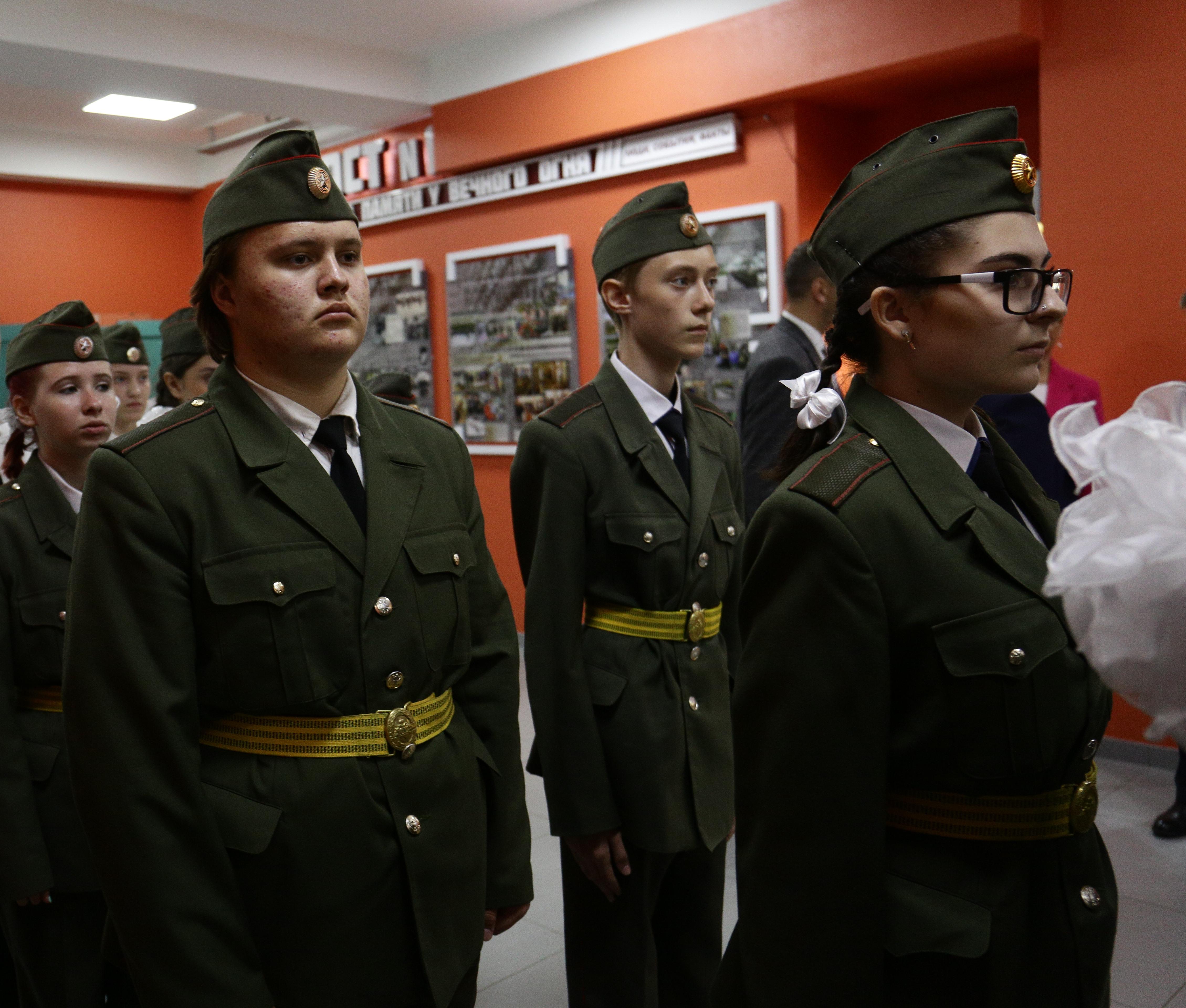 Новосибирские школьники отстоят вахту памяти у Вечного огня в Бресте