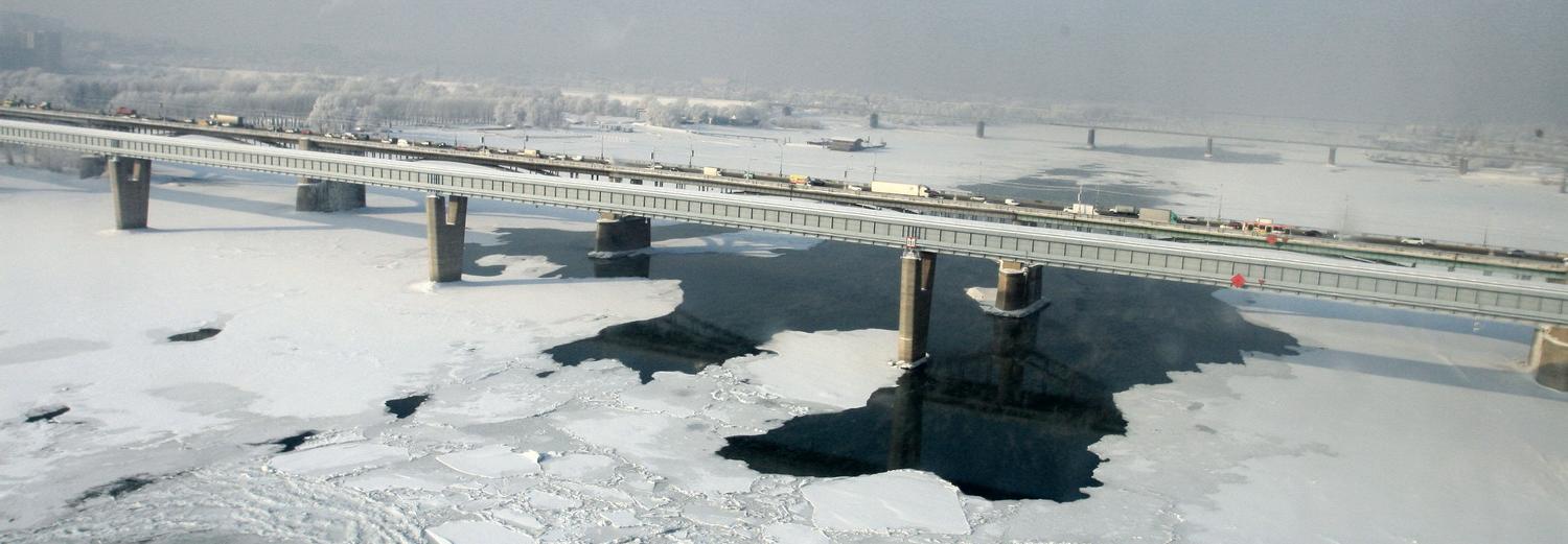 Пробки на коммунальном мосту в бийске фото