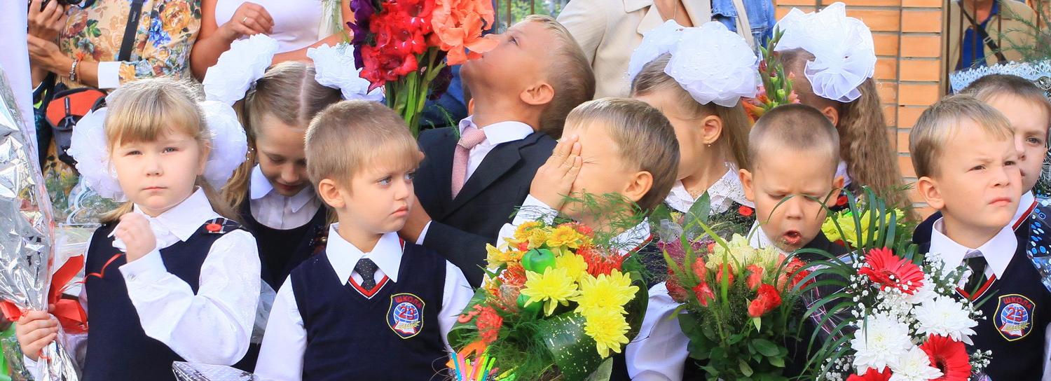 Первый класс видео. 41 Школа Самара первоклассники. Первый класс 14 школа Новосибирск. Сколько первоклашек пошло в Кимрах. Сколько народу в первый класс 129 школа.