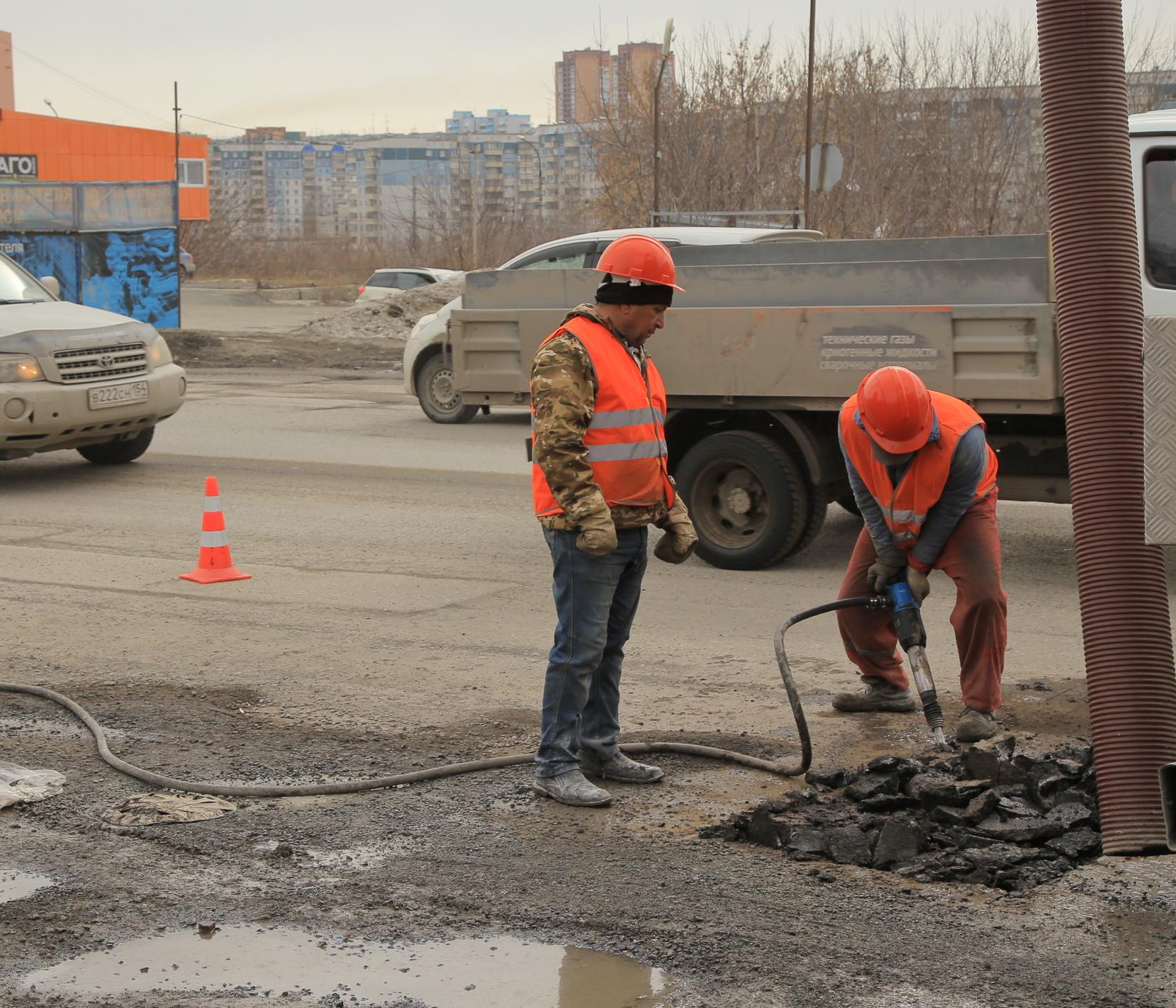 Ямы заделали на проспекте Маркса, Большевистской и Ипподромской