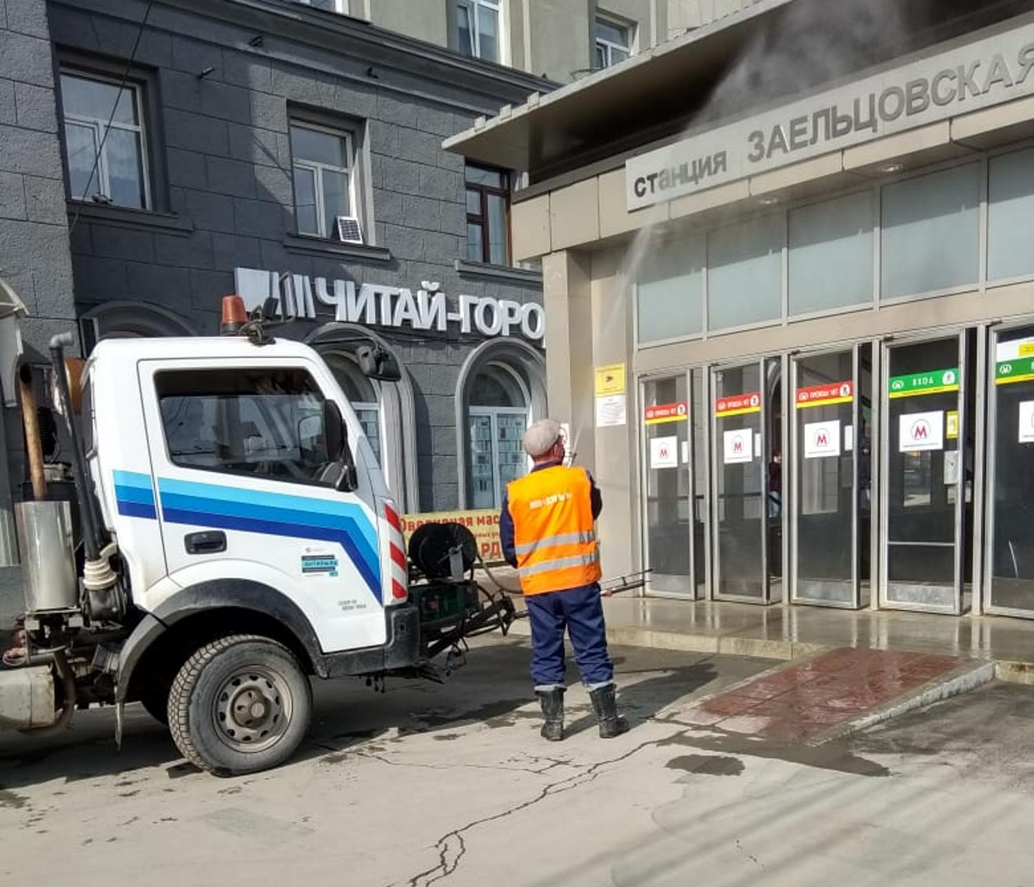 В Новосибирске входы в метро и ТРЦ начали мыть с хлоркой