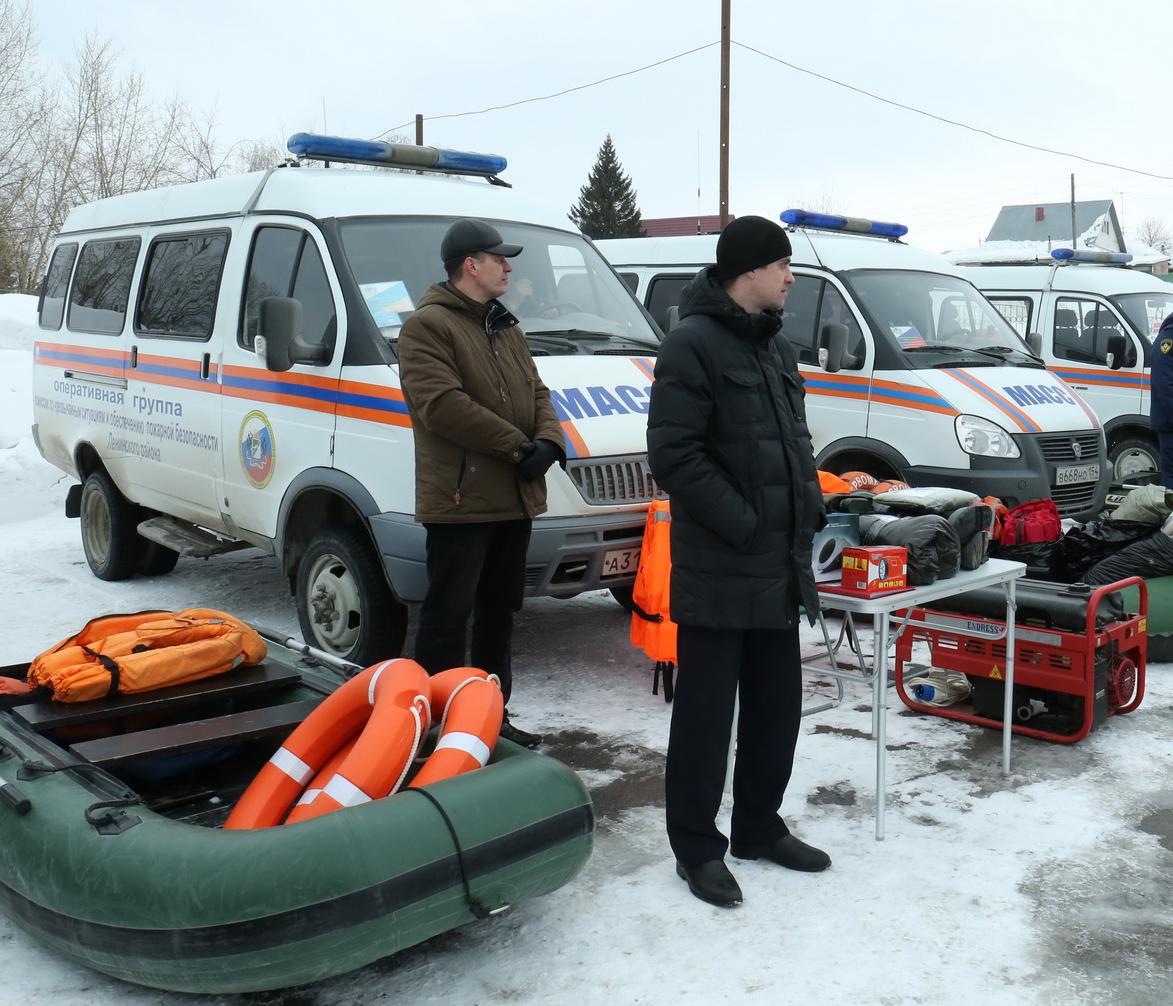 Трое мужчин на машине провалились под лёд в Новосибирске