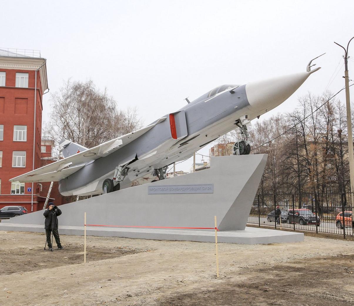 Легендарный самолёт Су-24 установили возле вуза в Новосибирске