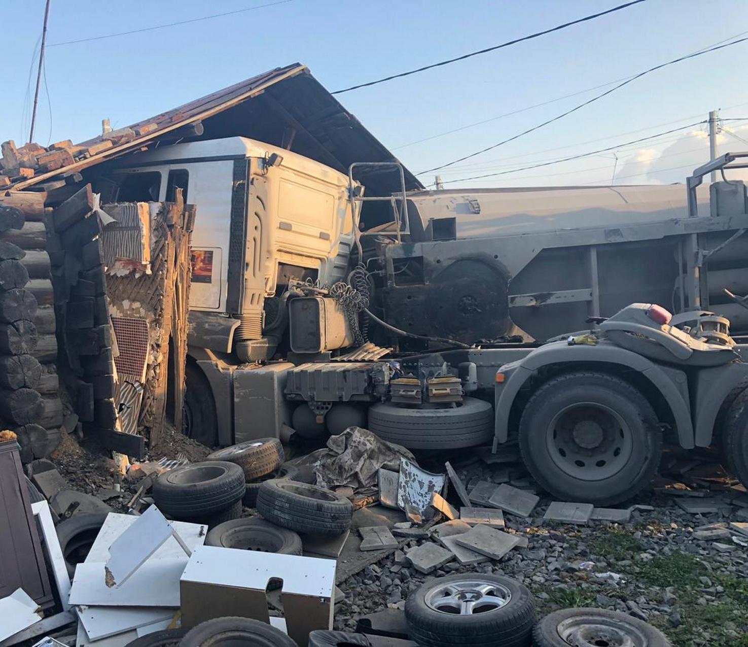 Фура врезалась в дом в Новосибирске — пострадали двое