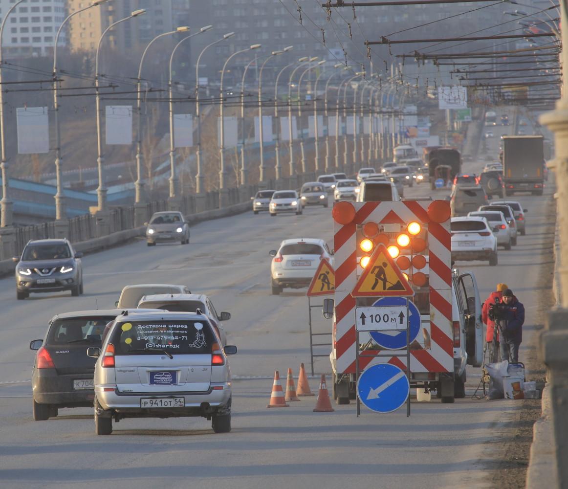 На Октябрьском мосту Новосибирска ограничили скорость до 50 км/час