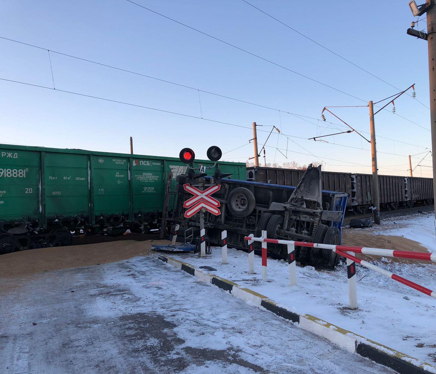 Водитель КамАЗа погиб с ДТП с товарным поездом под Новосибирском