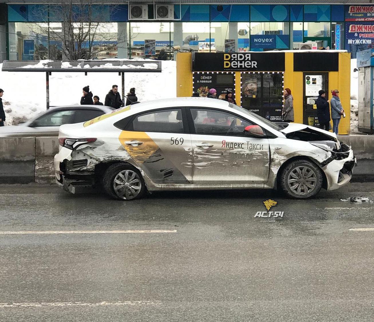 Пять автомобилей столкнулись на Красном проспекте