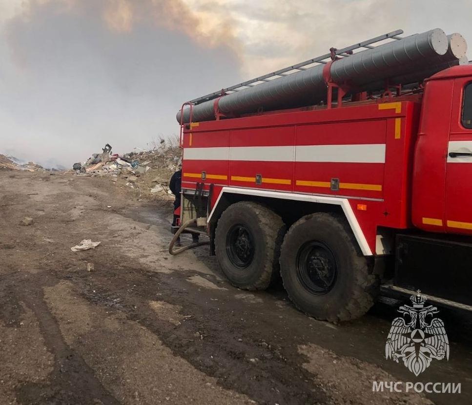 Пожар в 2000 квадратов на левобережной свалке засыпают грунтом