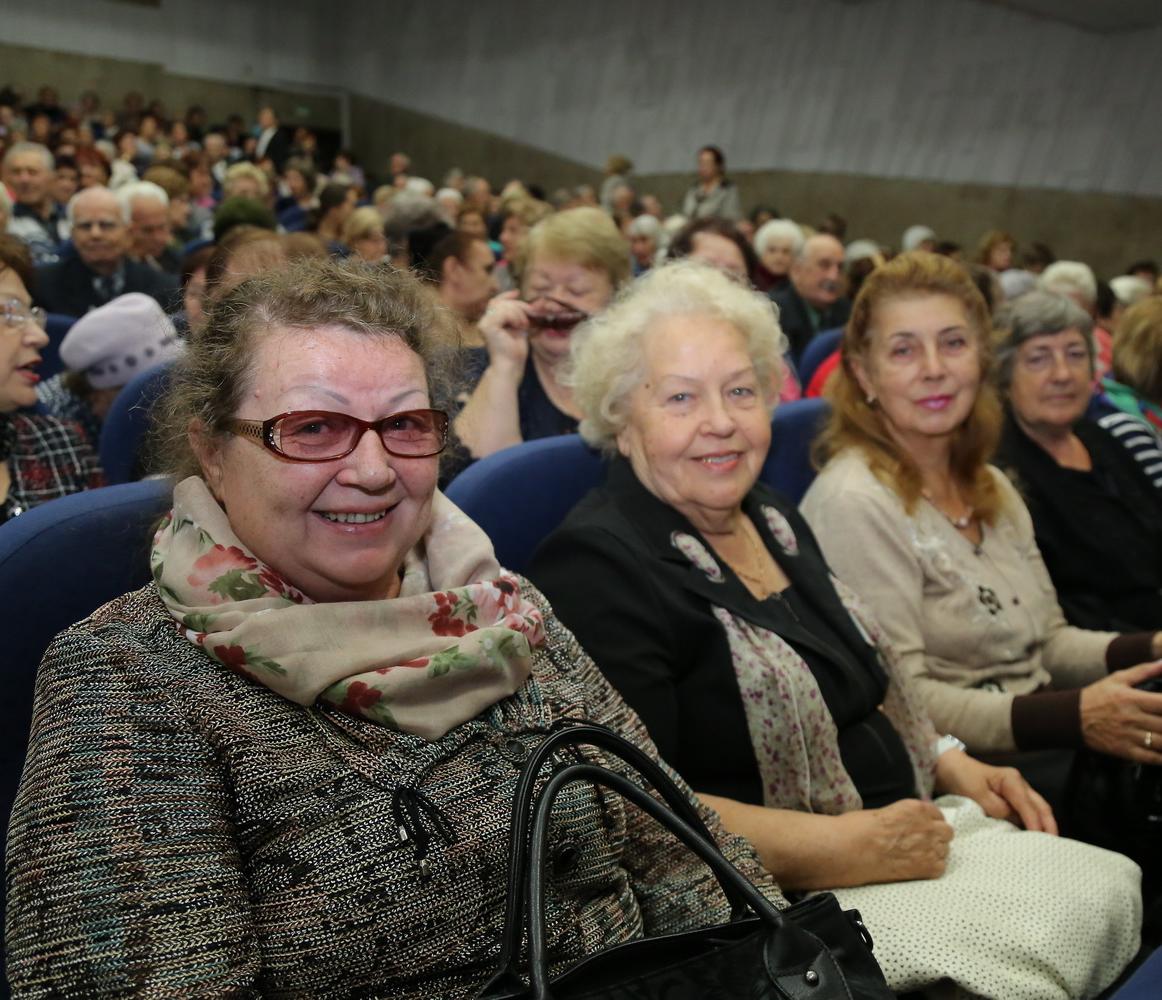 Что подарить женщине на 80 лет: идеи, варианты и советы