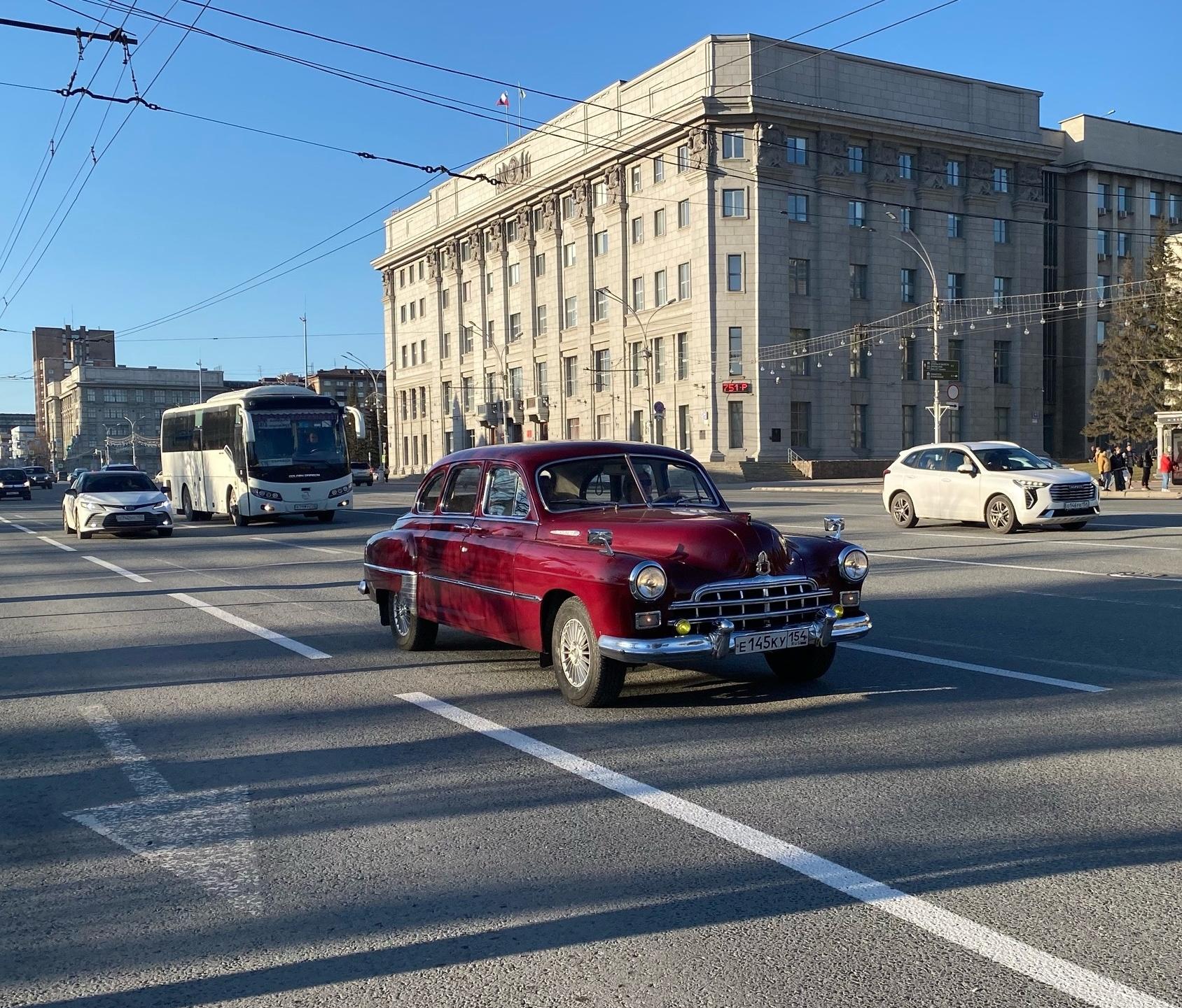 Колонна ретроавтомобилей проехала по Красному проспекту: фото