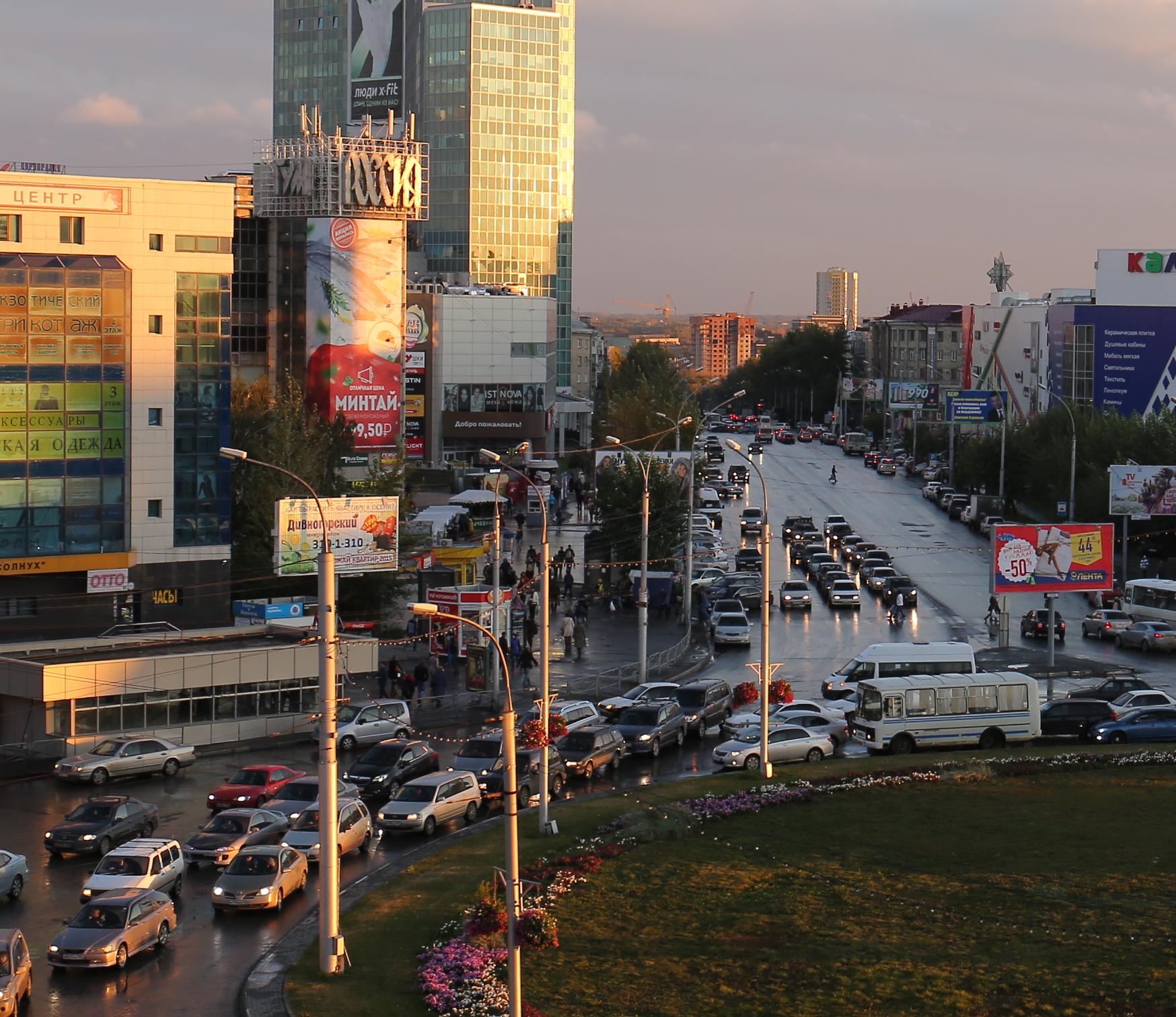 Стихийная парковка на площади Маркса мешает проезду троллейбусов