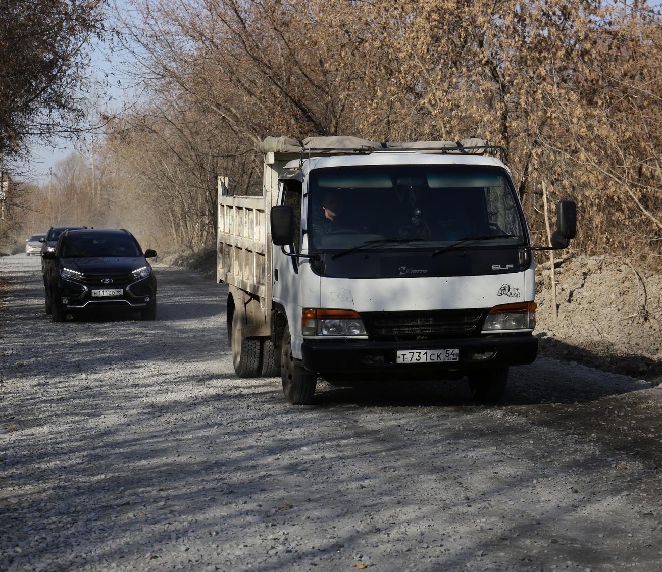 Разбитую дорогу возле дач в Новосибирске отремонтируют до зимы