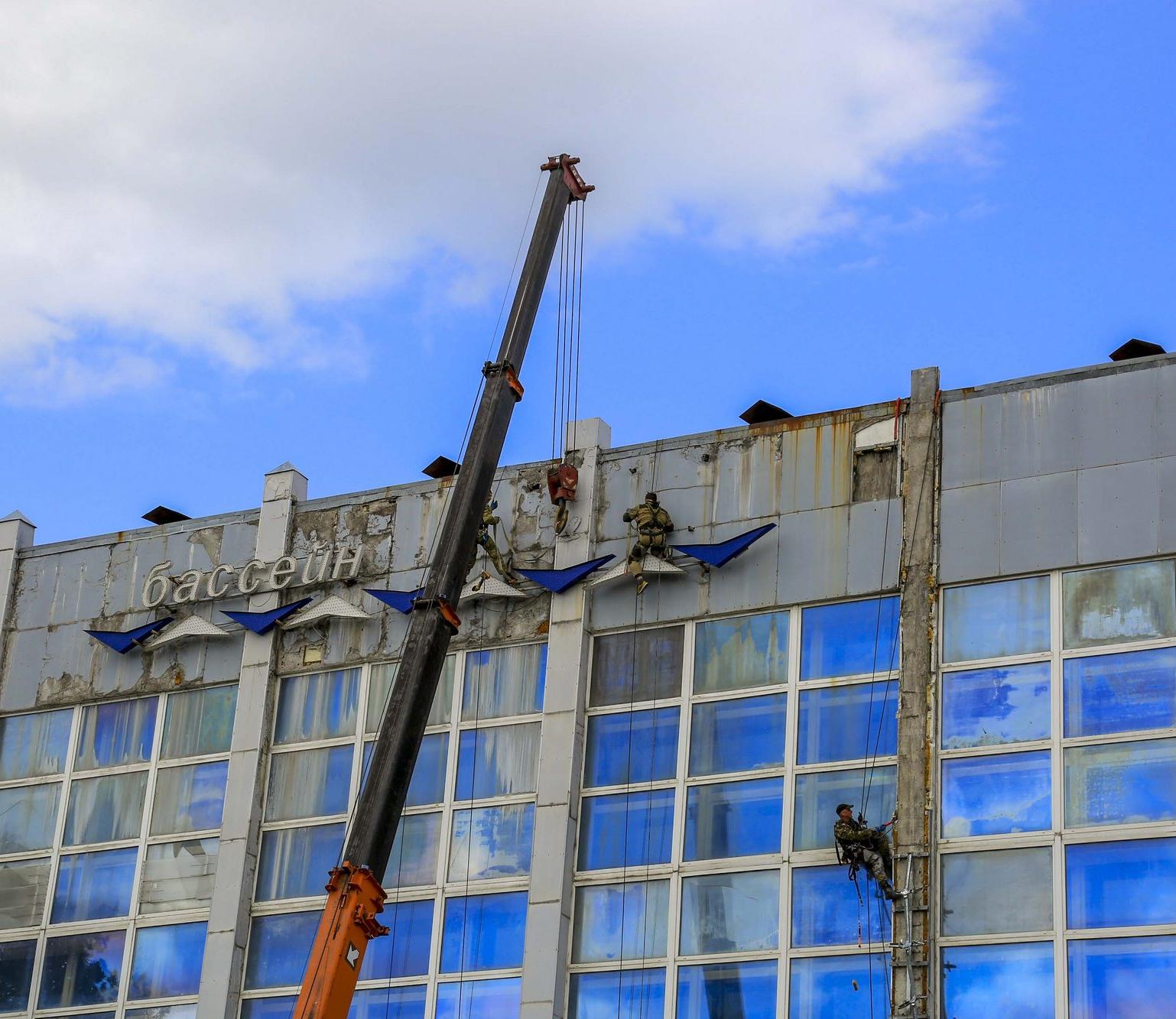 В Новосибирске начался ремонт большого витража бассейна «Нептун»