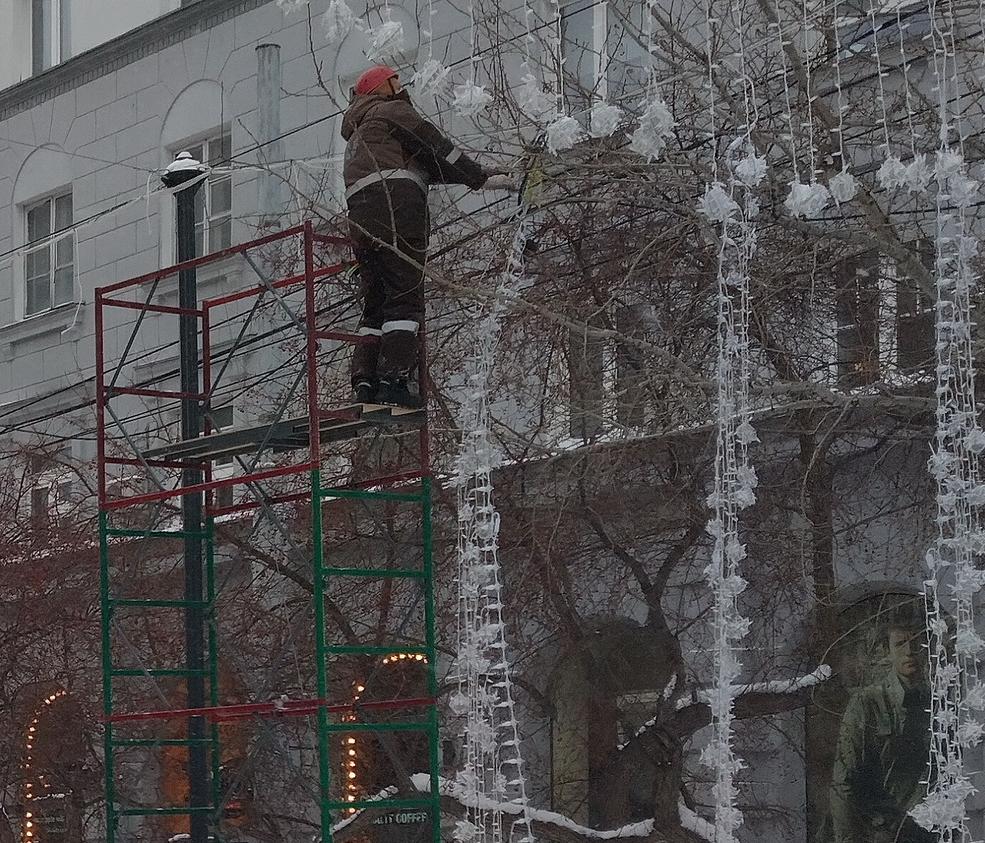 Новый год уходит с улиц: демонтаж гирлянд начали в Новосибирске