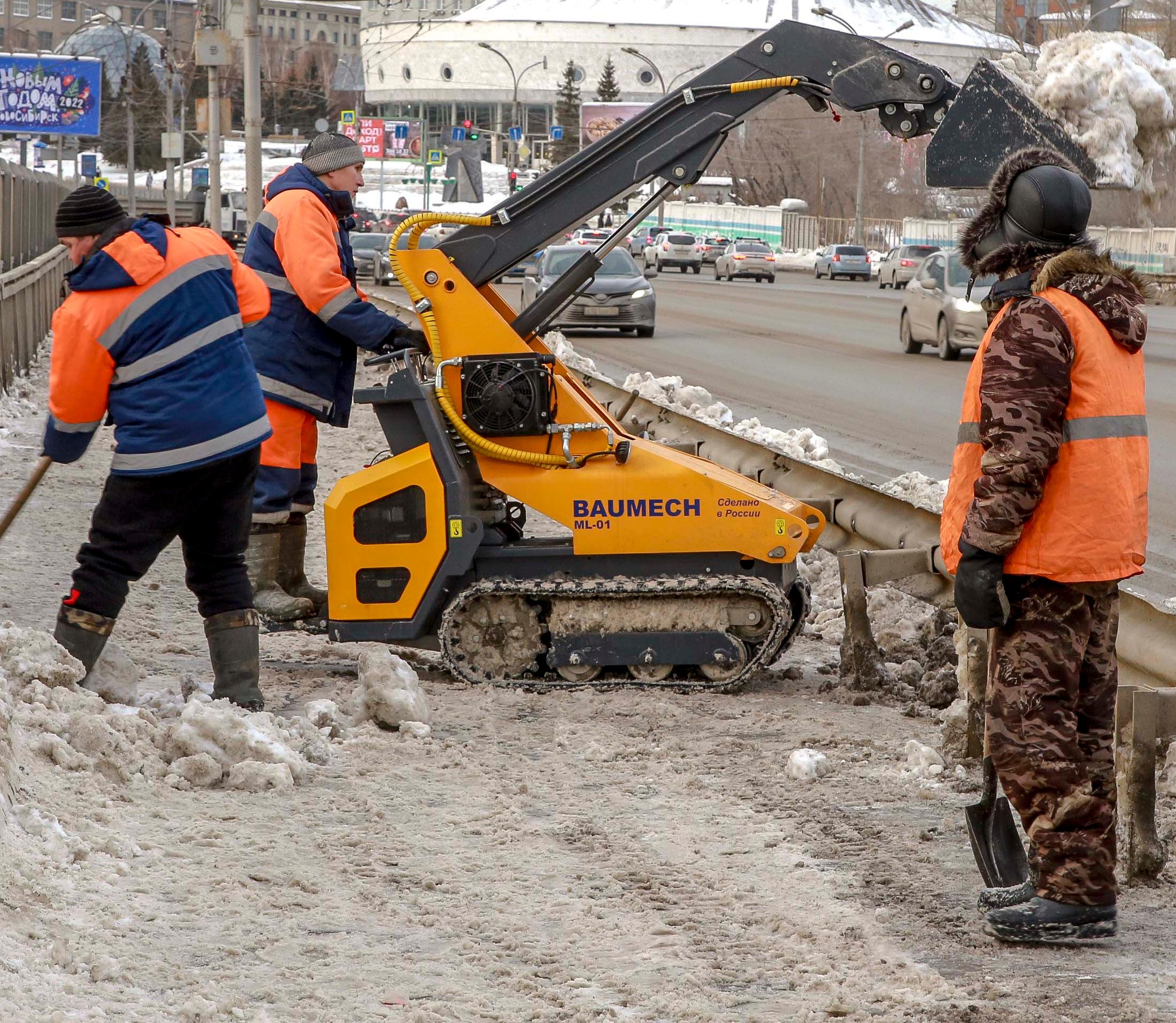 Миниатюрные погрузчики и тракторы вывели на тротуары после снега с дождём