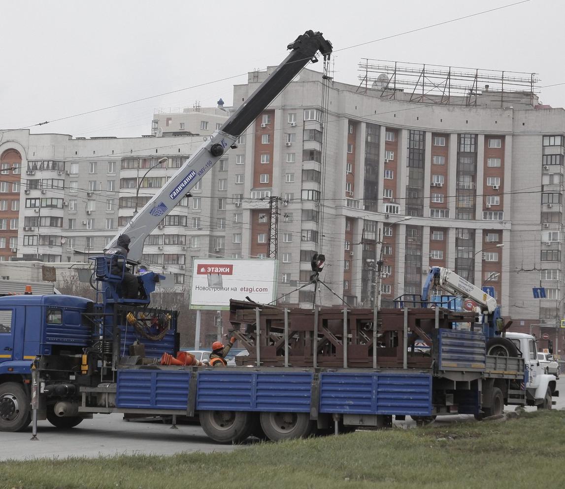 Это уже история: остатки поста ГИБДД убрали с Октябрьского моста