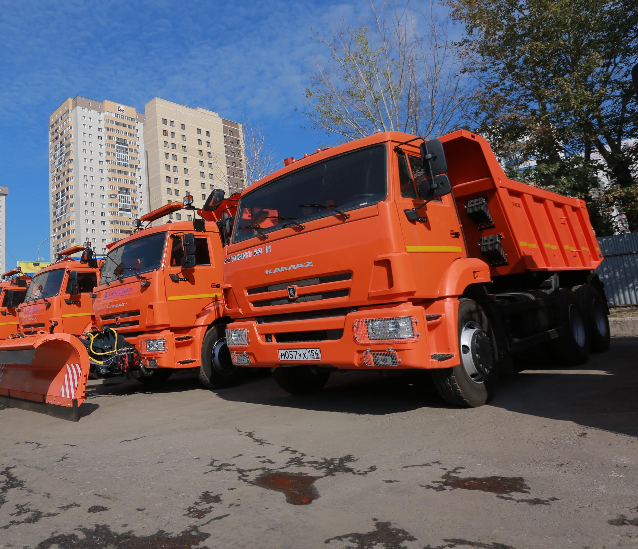 42 новые машины для уборки дорог приехали в Новосибирск