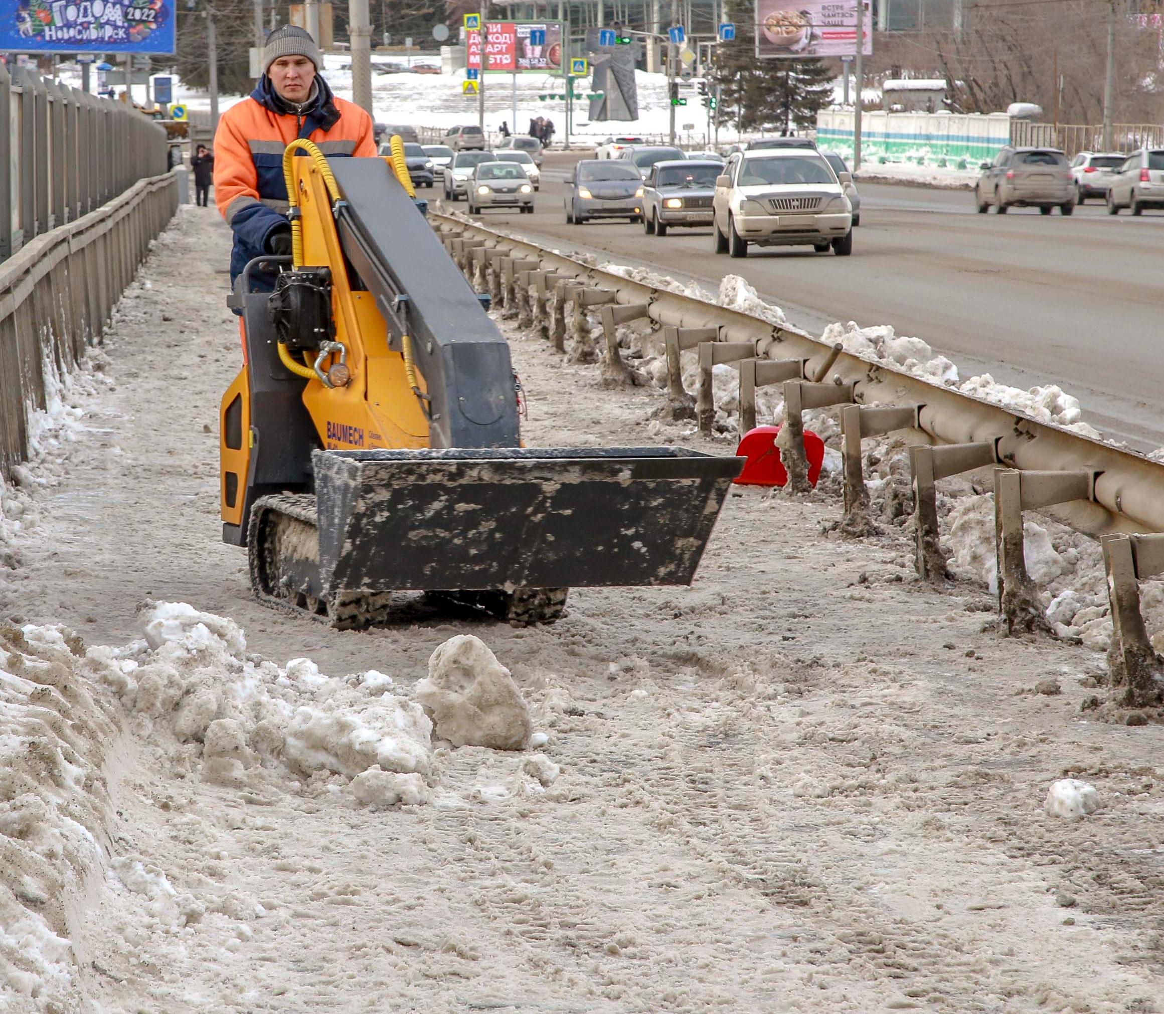 Мэр Новосибирска поручил очистить тротуары от снега к Новому году