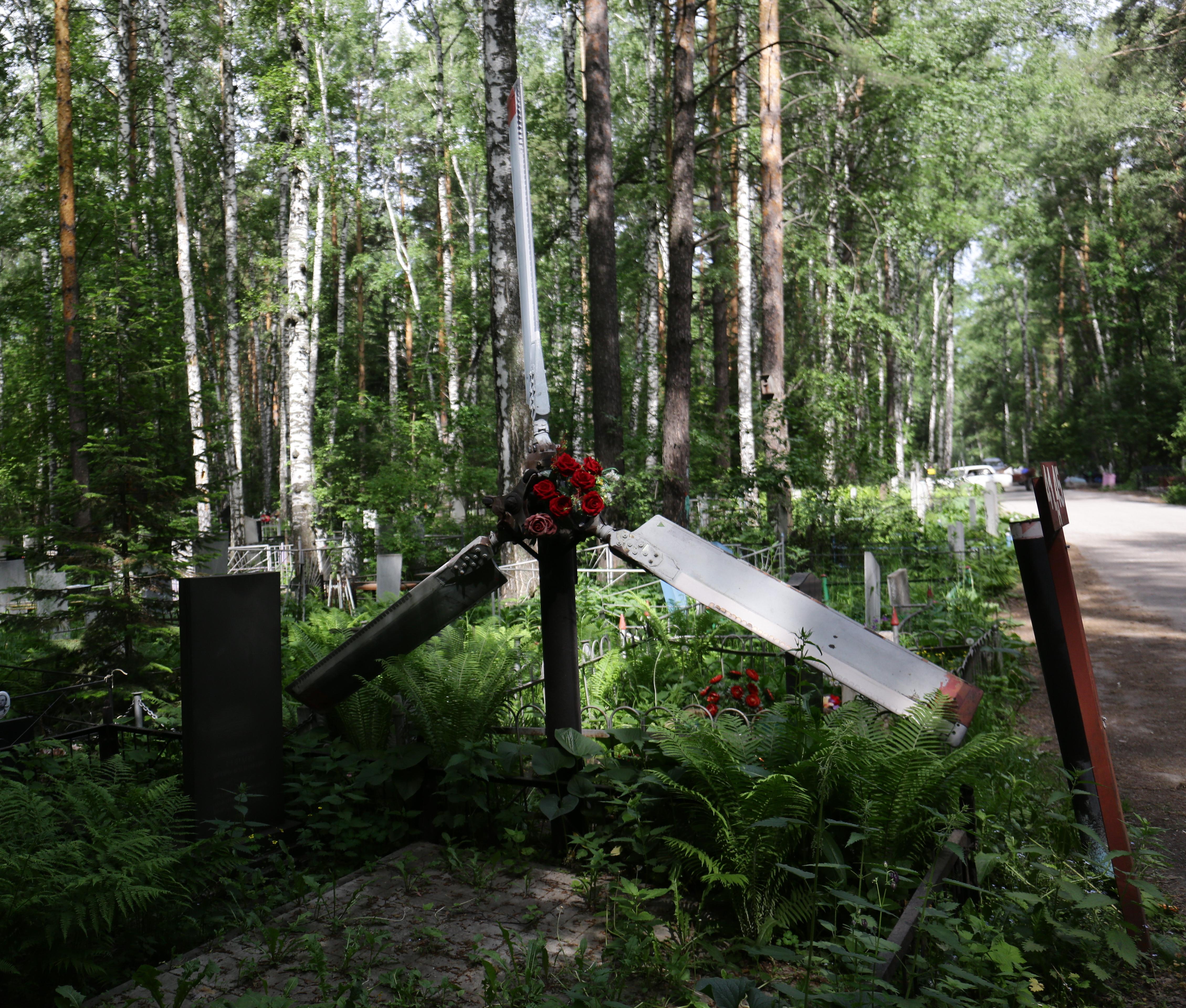 Боря газировка новосибирск. Кладбища Новосибирска. Троица на кладбище.