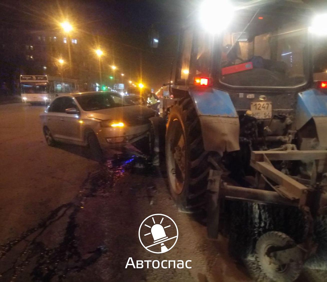 Водитель «Шкоды» налетел на трактор и попытался скрыться во дворах