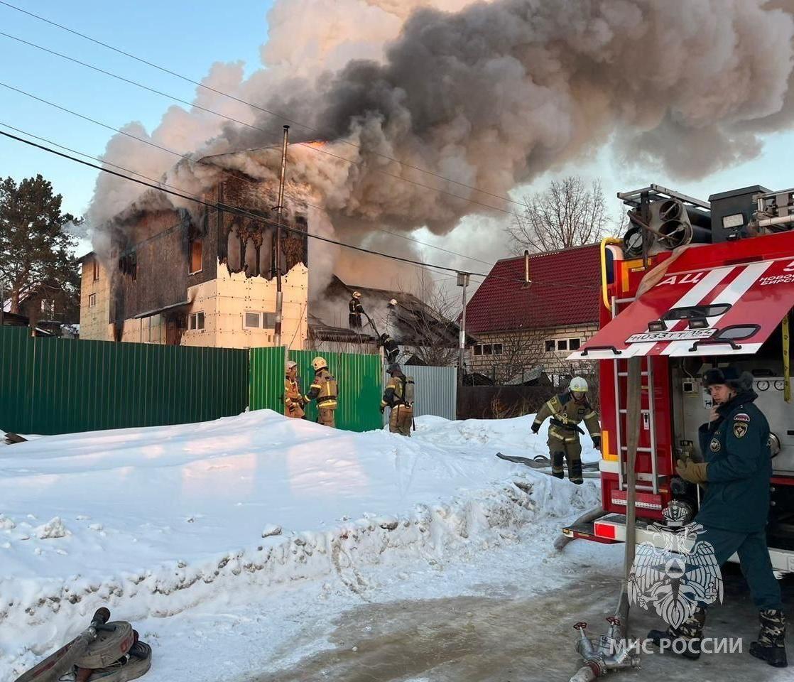 Школьника эвакуировали с крыши горящего дома в Новосибирске