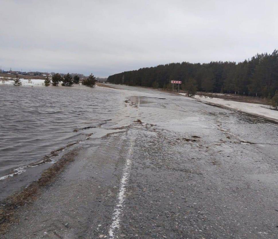 Талые воды затопили восемь загородных дорог под Новосибирском