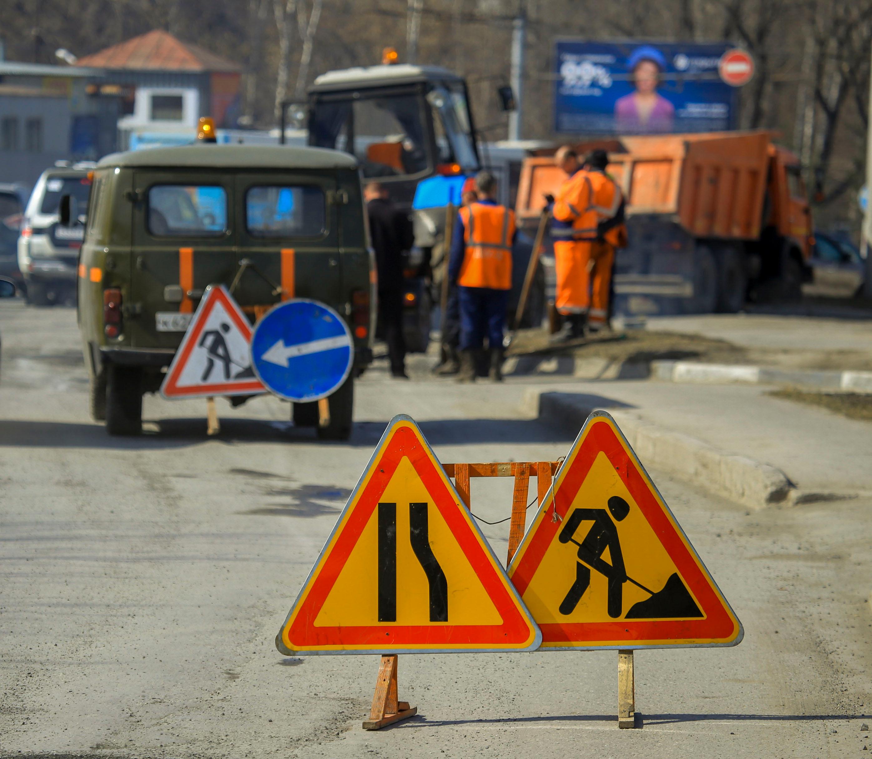 Ямочный ремонт начали на проспекте Дзержинского и горбатом мосту