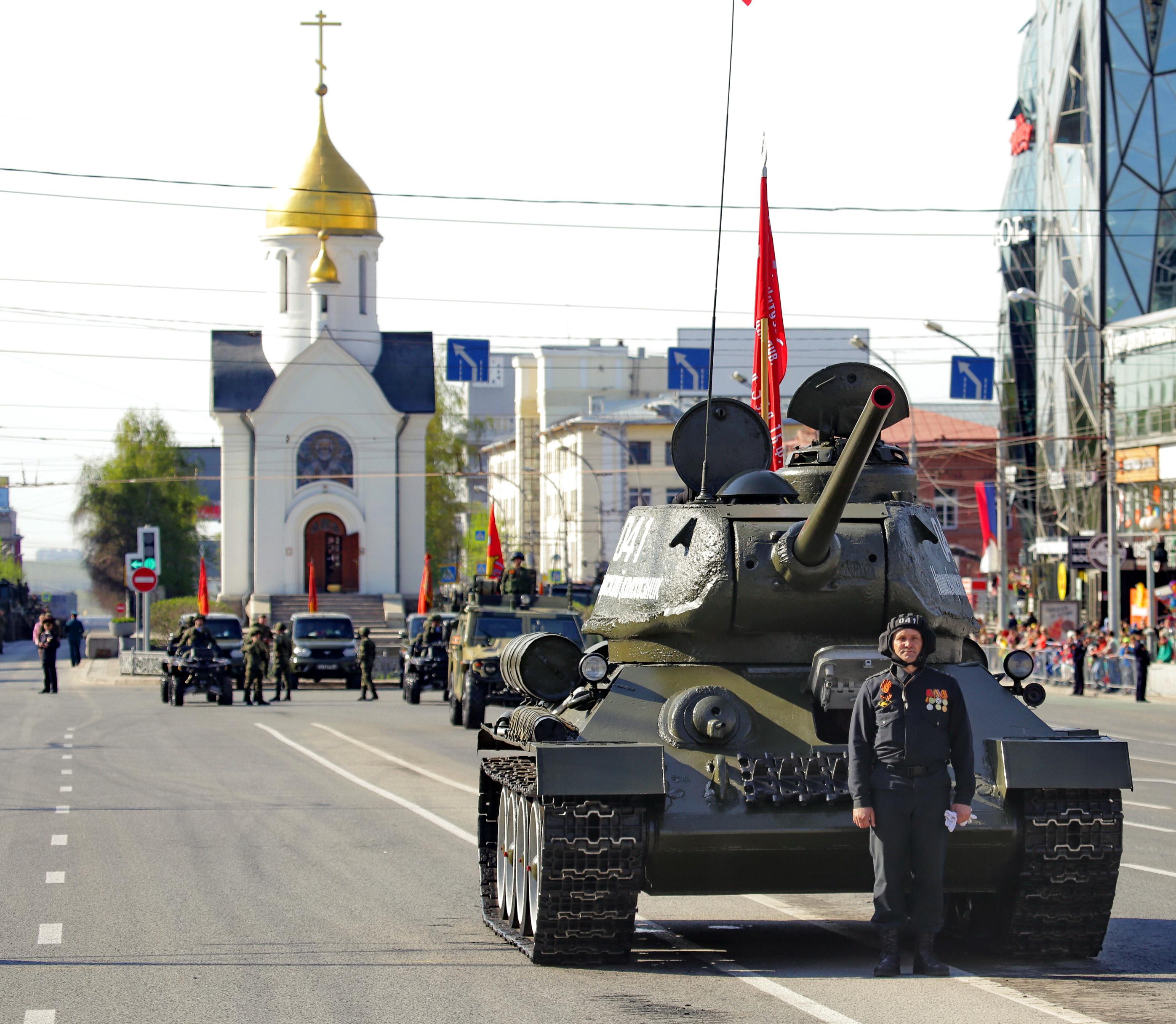 Парковку ограничат в Новосибирске ради парада Победа и его репетиций