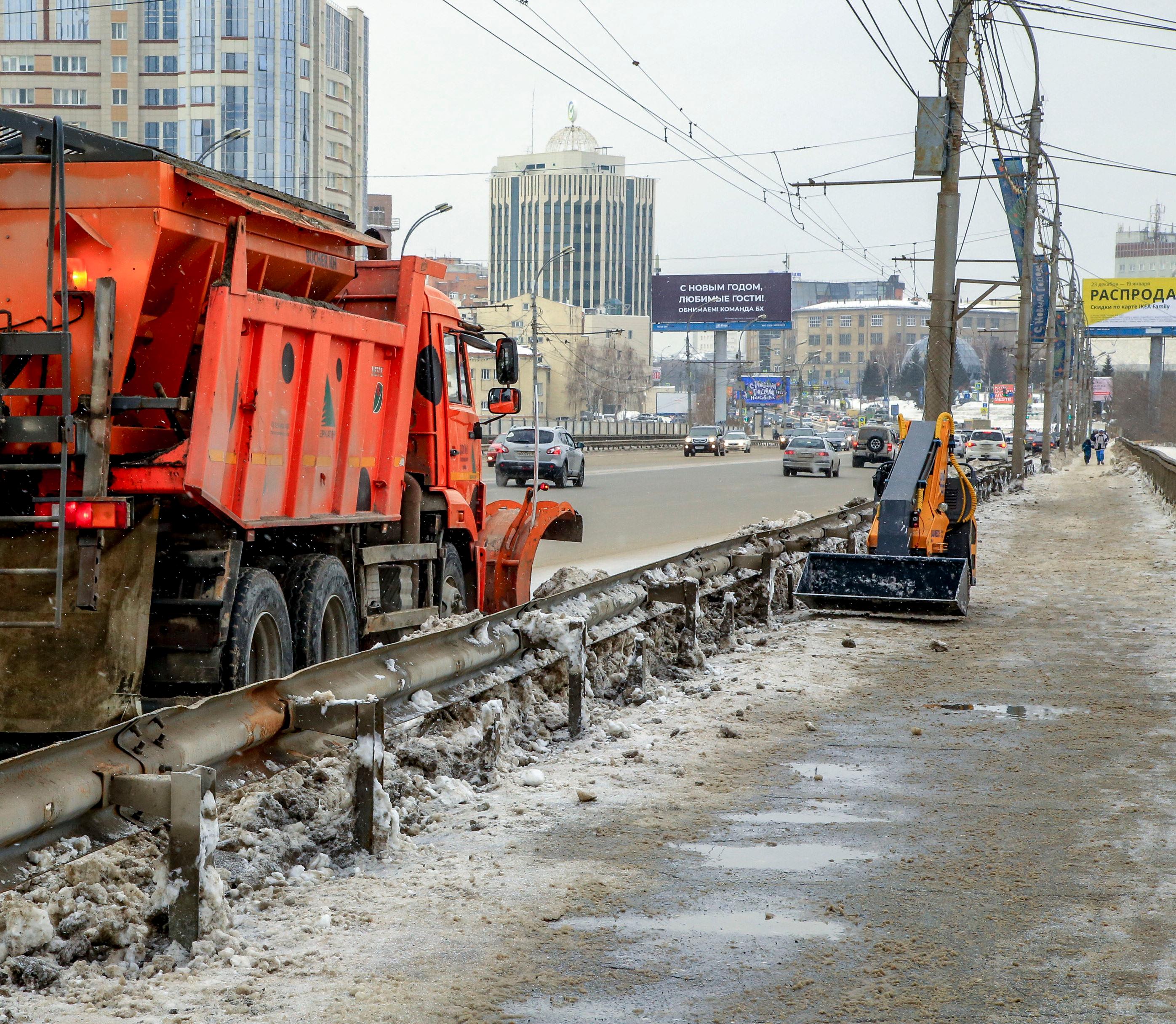 9600 кубометров снега вывезли с мостов и путепроводов Новосибирска