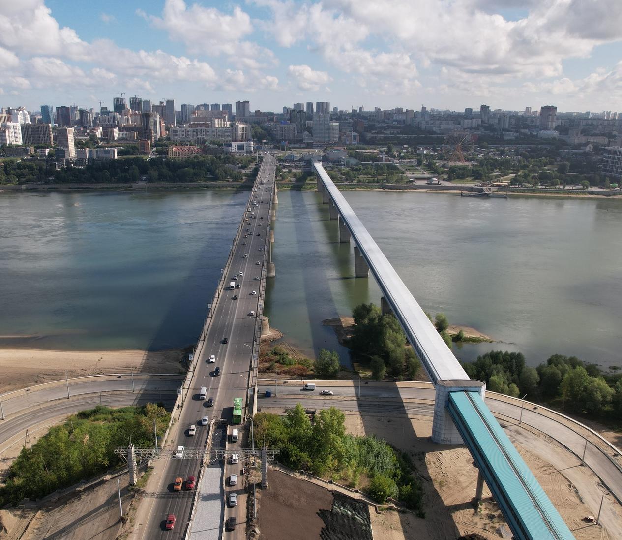 В Новосибирске парень прыгнул с Октябрьского моста, чтобы протрезветь