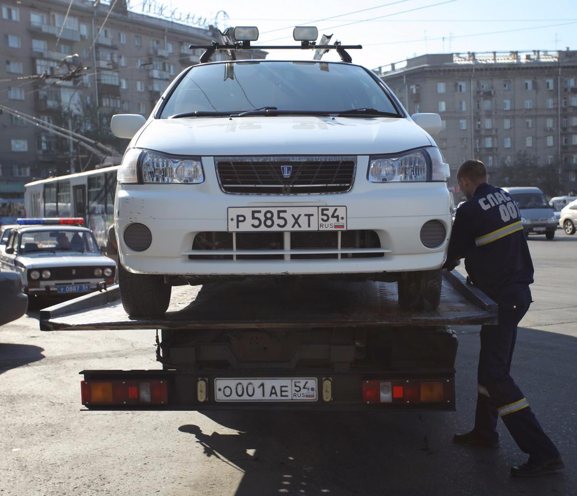 Бесхозные автомобили эвакуируют с улиц Новосибирска