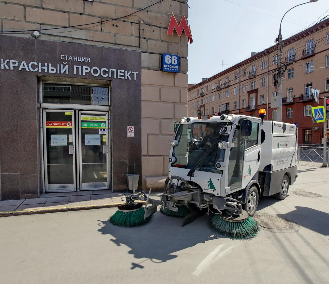 526 тонн грязи и смёта вывезли с новосибирских улиц за сутки