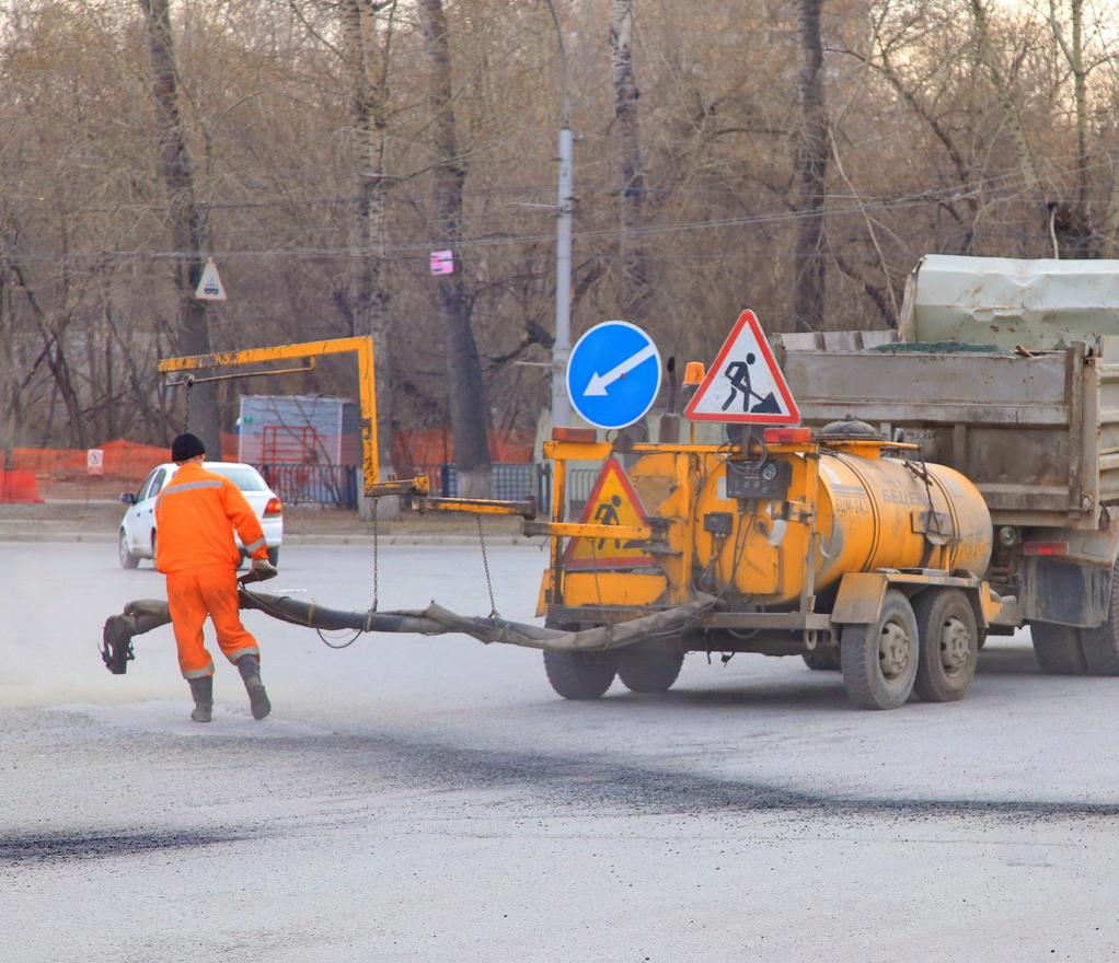 Дорожники взялись за весенние ямы на площади Труда