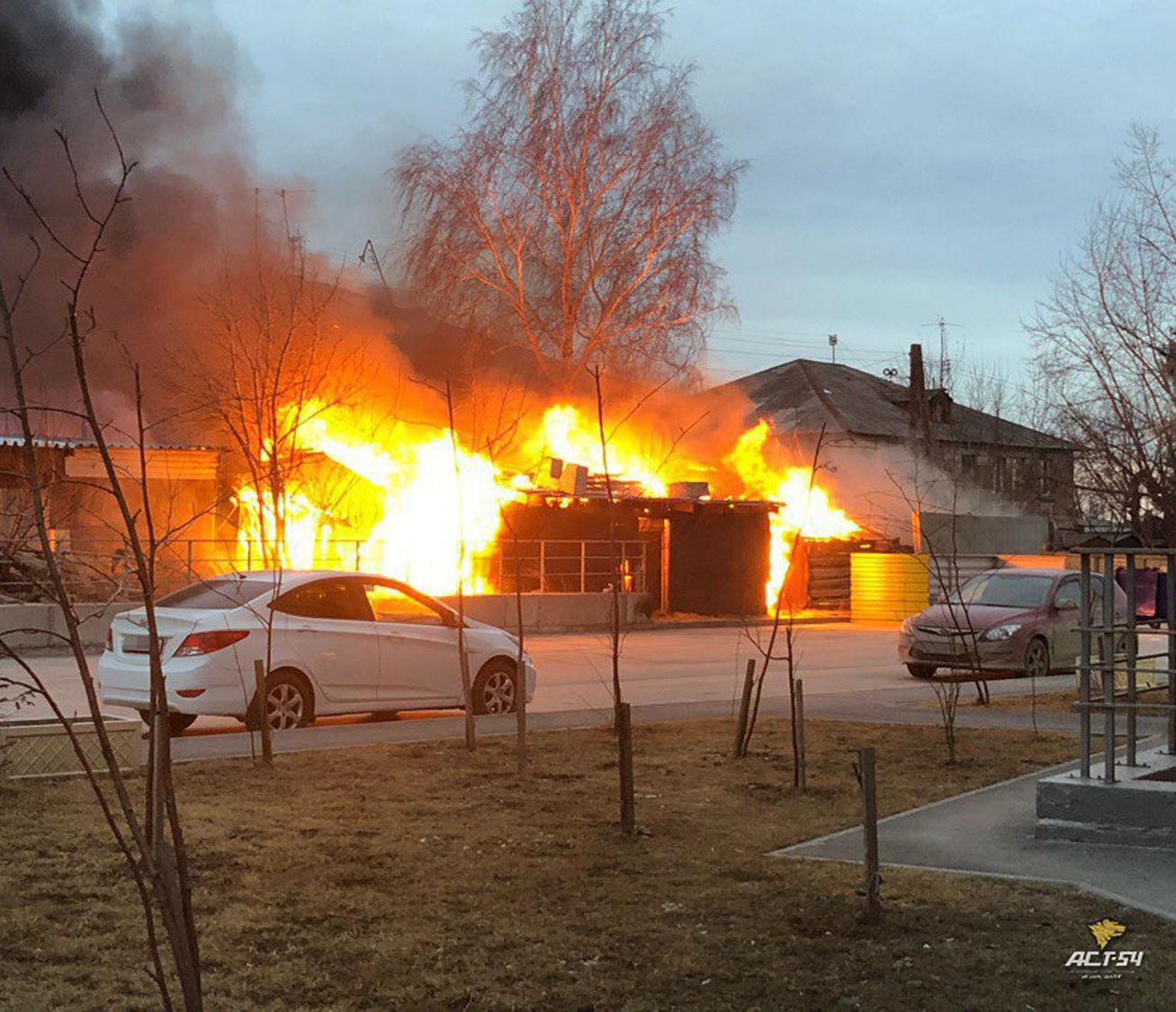 Крупный пожар со взрывом канистры случился на Сухарной