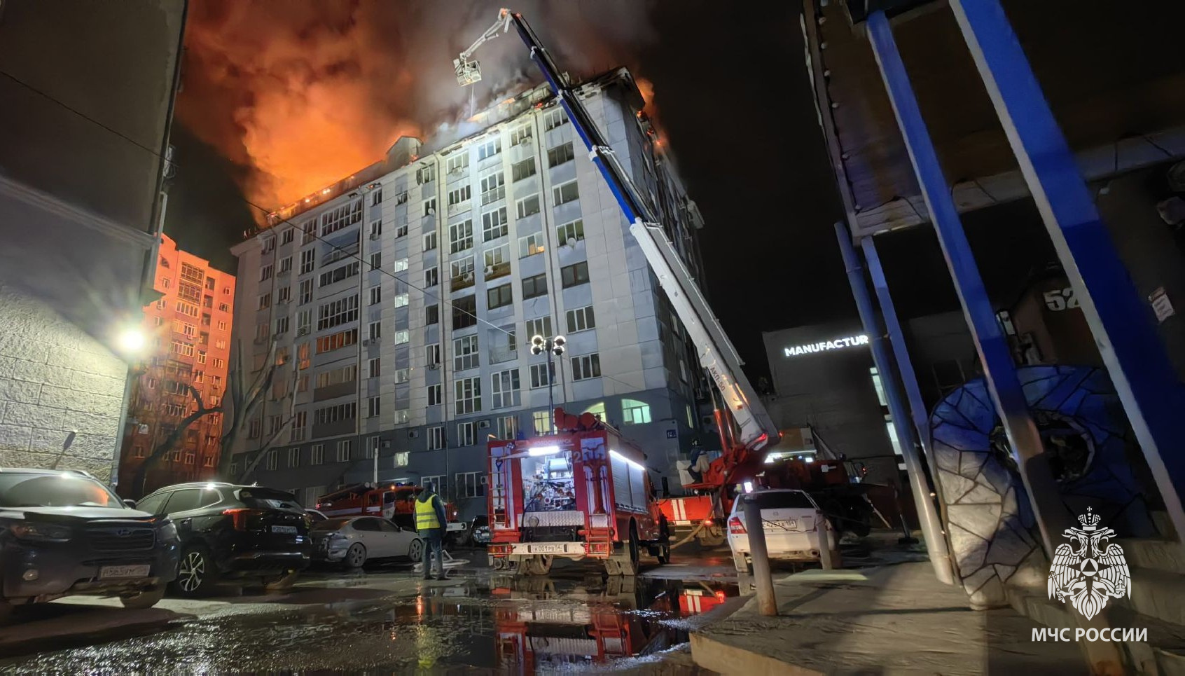 Ночью загорелась мансарда жилого дома в центре Новосибирска