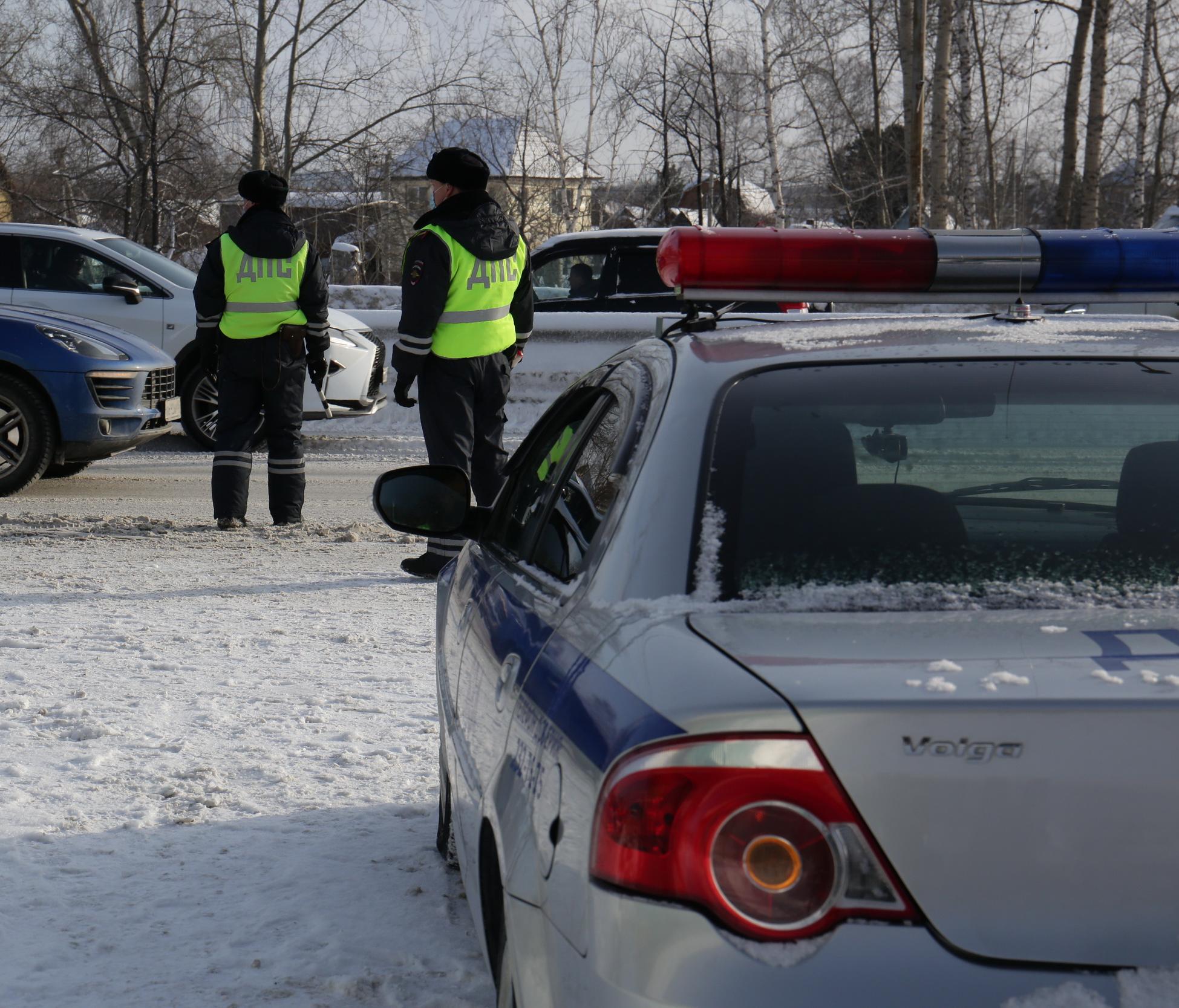 Инспекторы ДПС с мигалками помогли женщине вовремя доехать до роддома