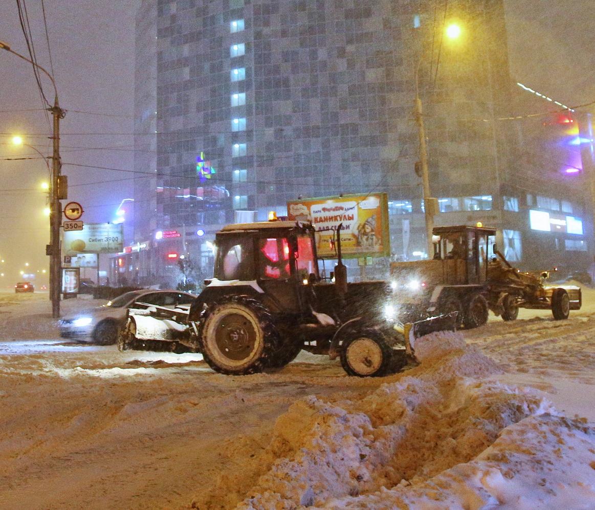 На уборку снежных валов в Новосибирске дорожникам дали неделю