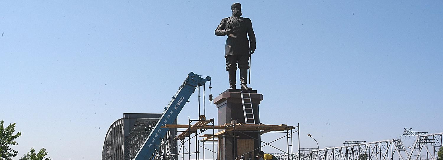 Памятник александру новосибирск. Памятник Александру III (Новосибирск). Памятник Александру III (Новосибирск) и туристы. Памятник первому железнодорожному мосту в Новосибирске. Описание памятника Александру 3 в Новосибирске.