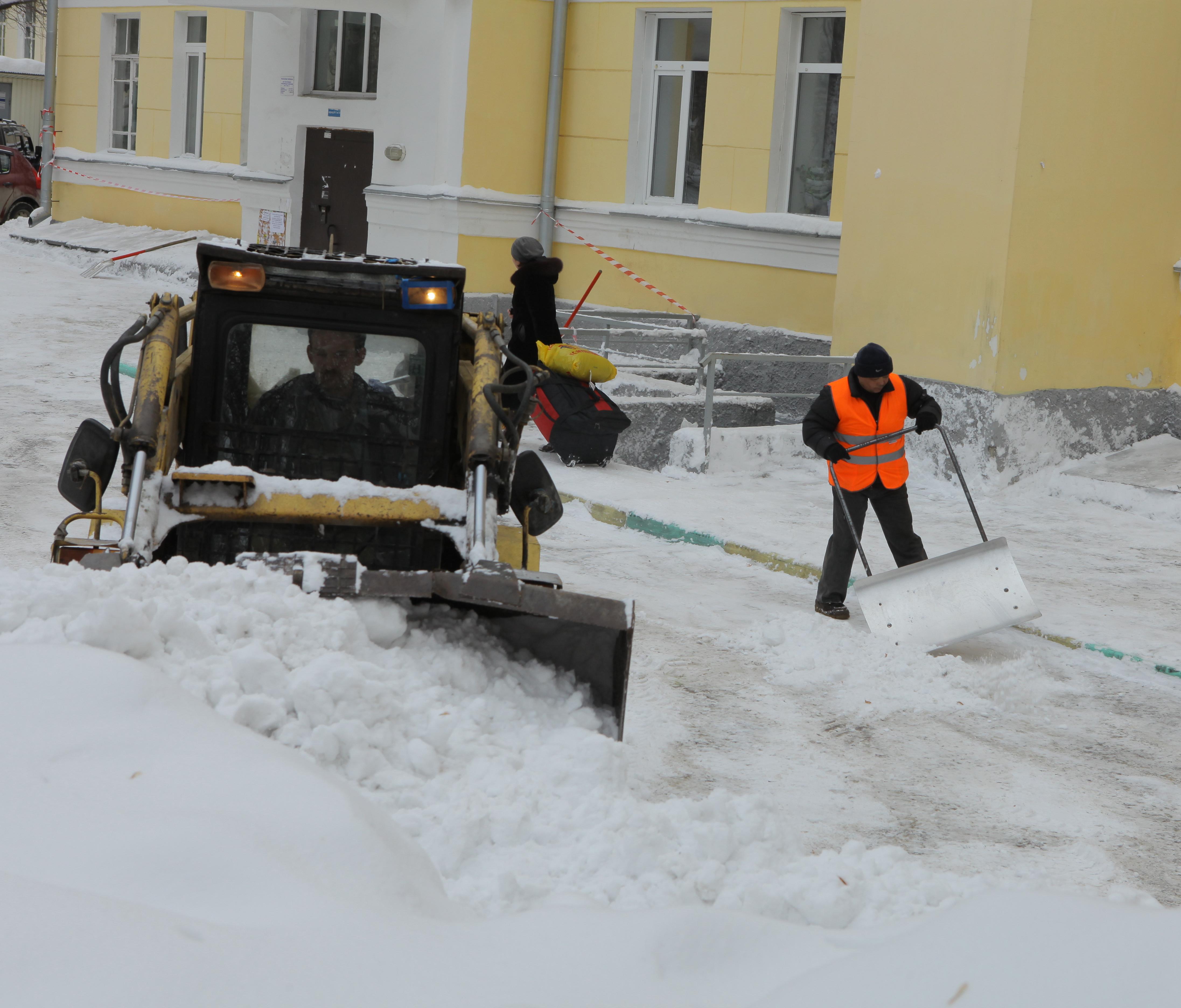 В заваленные снегом дворы Новосибирска выводят дополнительную технику