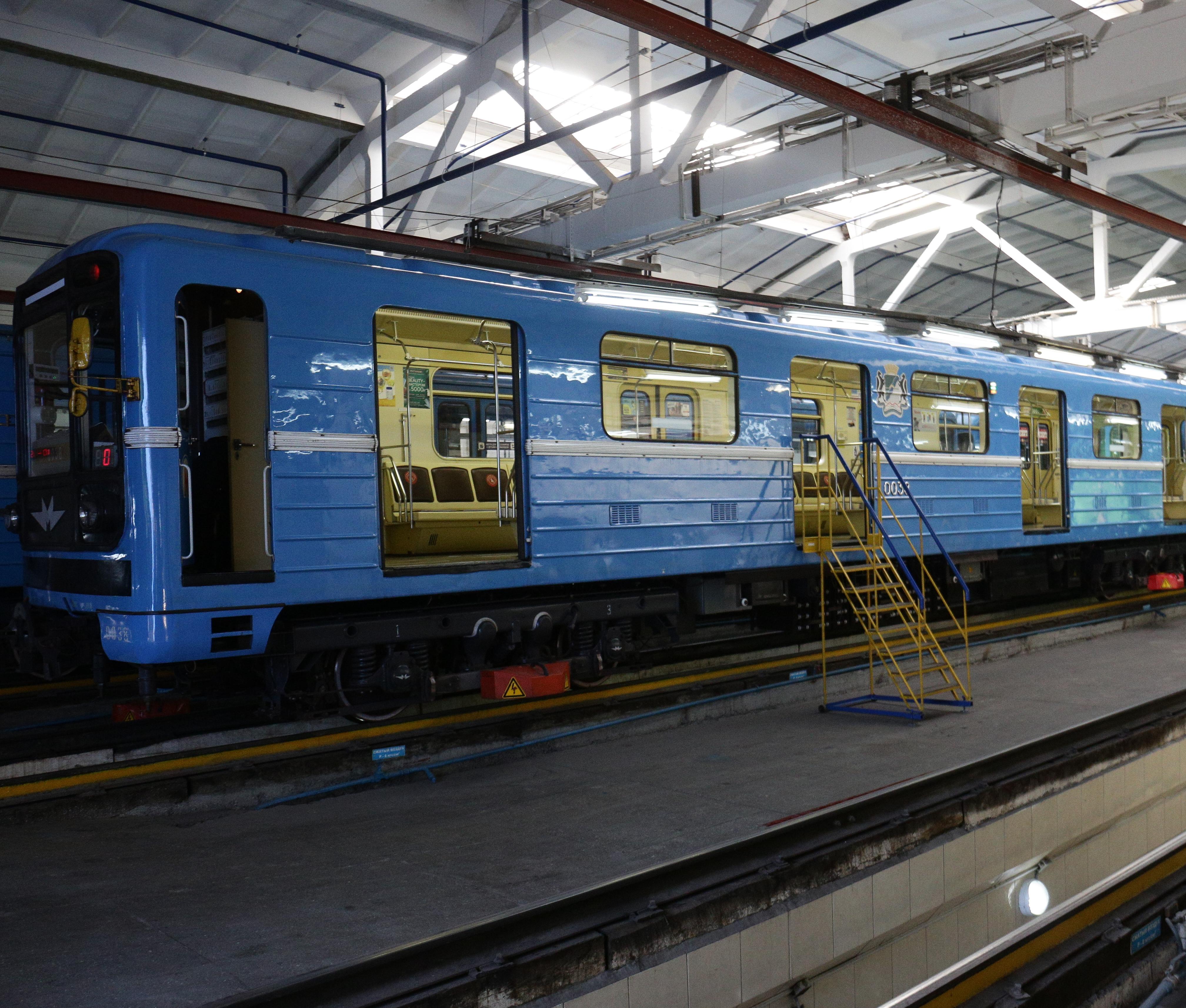 Пятивагонный поезд на тысячу пассажиров запустили в метро Новосибирска