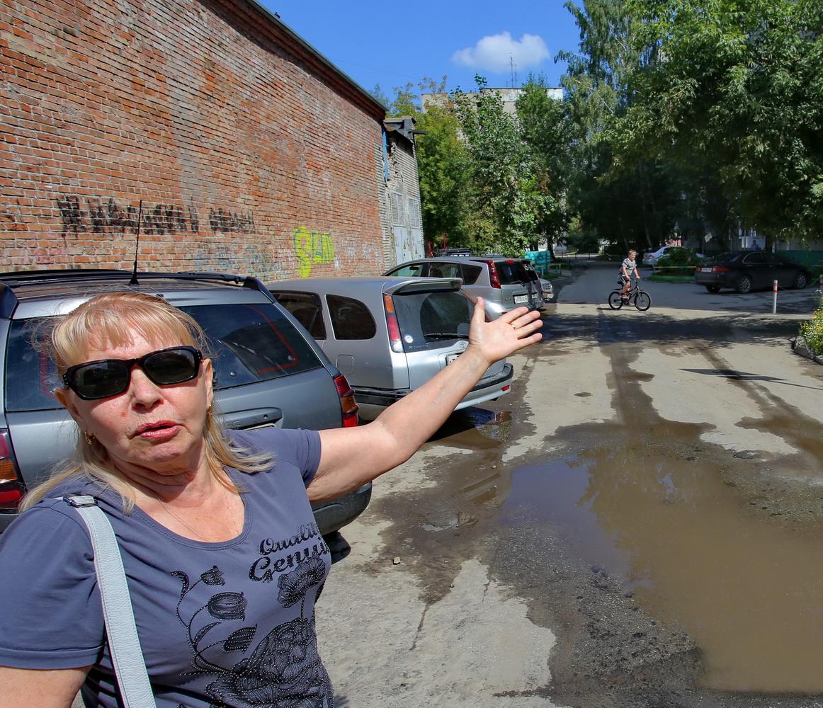 Платную надувную горку установил во дворе дома предприимчивый бизнесмен