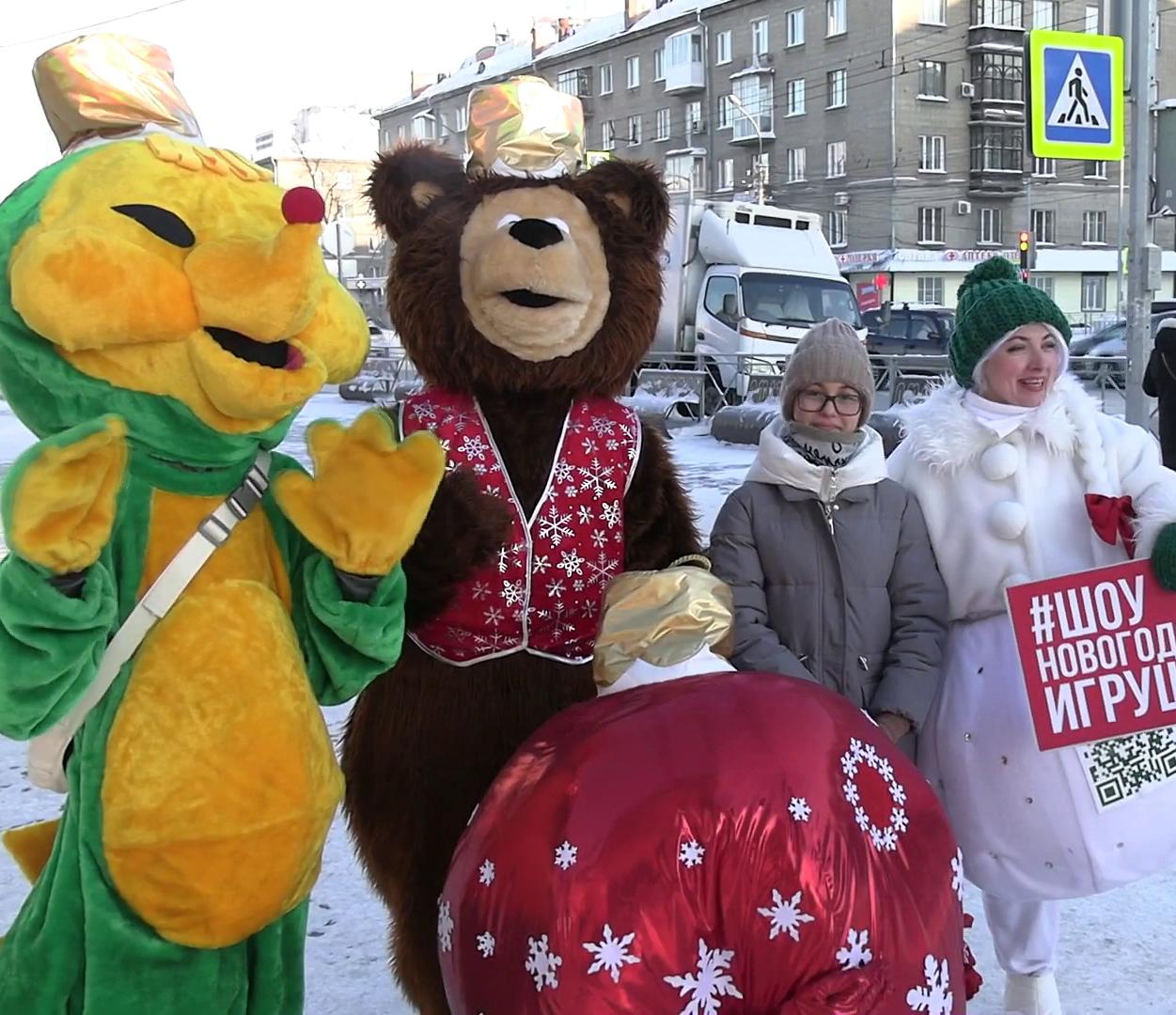 Шоу новогодних игрушек запустили у станций метро Новосибирска