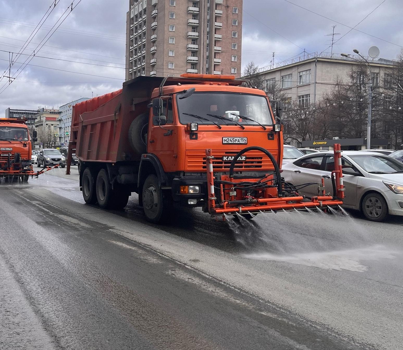 Центр Новосибирска отмывают ко Дню Победы больше 50 машин