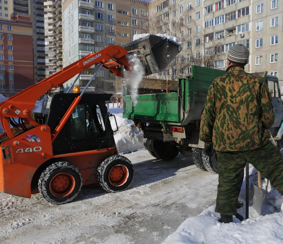 Уборка снега во дворе многоэтажки — горячий телефон